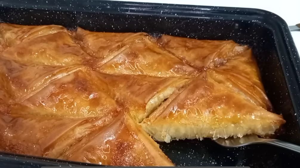 Nestala je za 5 minuta Baklava sa višnjama i plazmom recept za kojim