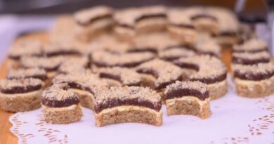 STARINSKI RECEPT: Jedan od najboljih kolaca sa orasima i cokoladom – POLUMESECI