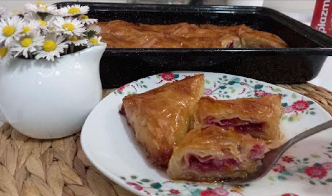 Nestala je za 5 minuta Baklava sa višnjama i plazmom Recept za kojim smo poludjeli Creativabox