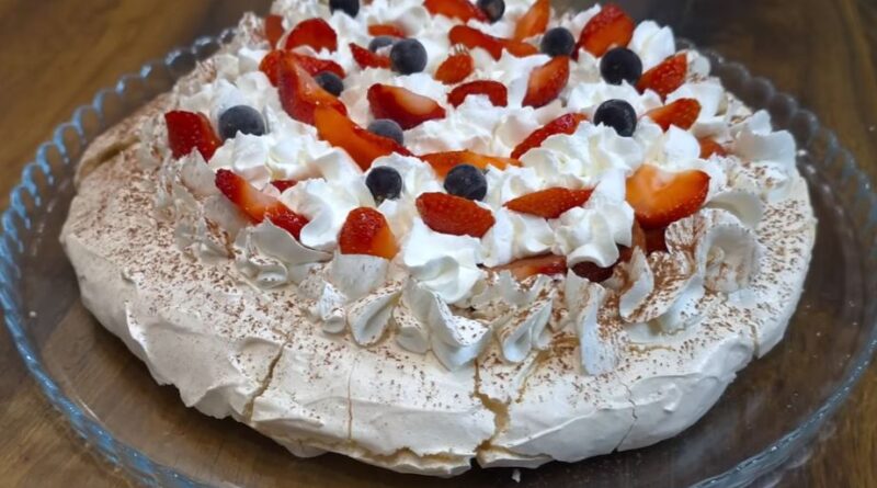 Pavlova torta-Hrskava spolja mekana iznutra-najbolji recept sa voćem