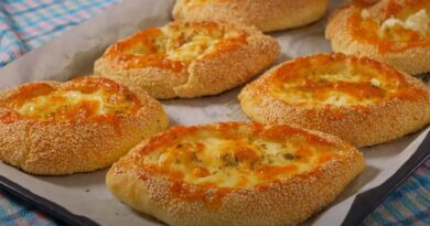 Punjeno Pecivo sa Susamom – Mekano, Pufnasto i Puno Sira