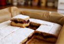Brz i sočan posni kolač sa šljivama – recept za 30 minuta